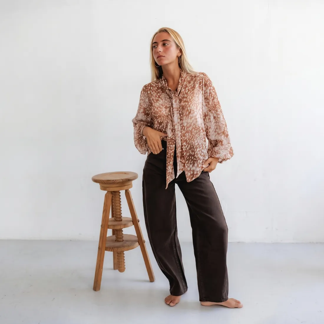 Modelo com camisa estampada em tons terracota